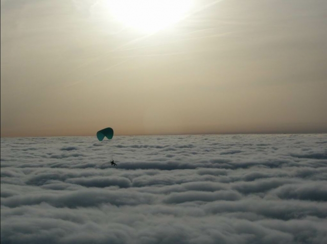 voo paramotor acima das nuvens 